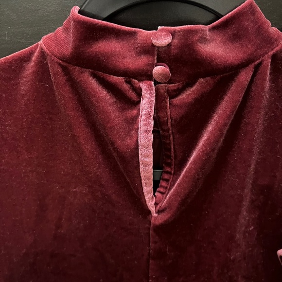 NWOT OLIVE + OAK  Burgundy blouse short  ruffle sleeve. Size: Medium - Picture 4 of 5
